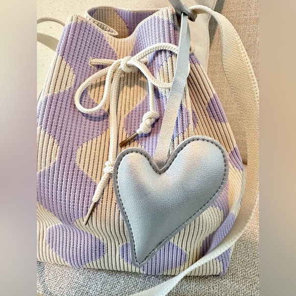 New 70s Vibe Purple & Cream Bucket Bag Handbag Purse w/ Heart Purse Charm - Picture 2 of 9